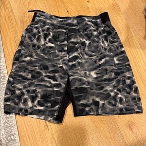 Lululemon T.H.E. Short 9” Men’s Large Black Digital Pixelated Camo Lined m